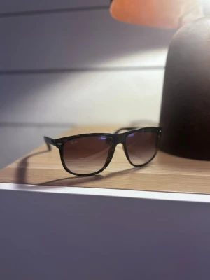 Rayban Boyfriend, helt nya glas! - Mörkbruna rayban boyfriends med helt nya glas, själva bågen är väldigt sparsamt använd.