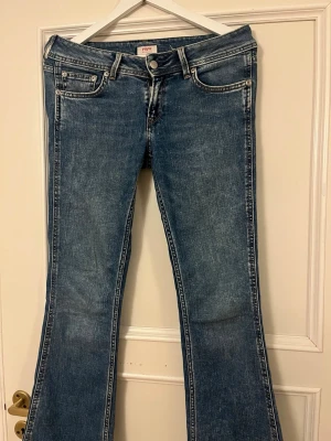 Blå bootcut jeans från Pepe Jeans - Säljer ett par klassiska blå bootcut jeans från Pepe, har ett litet hål vid bälteshälla som man ser på bilden 