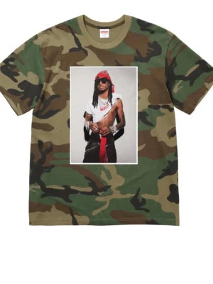 Supreme Playboi Carti T-Shirt Camo - Supreme FW25 photo tee med Playboi Carti i Camo. Storlek L. Tröjan ligger fortfarande i förpackningen 