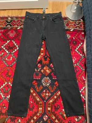 Nudie Gritty Jackson 32/34 - Mörkblå jeans från Nudie Jeans. Modellen är Gritty Jackson. Storlek 32/34. Fint skick och utan skador eller hål. Nypris 1 600 kr.