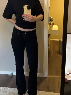 Svarta bootcut jeans från Junkyard - Säljer ett par svarta bootcut jeans från Junkyard i storlek xs. Med lågmidja💕🤗