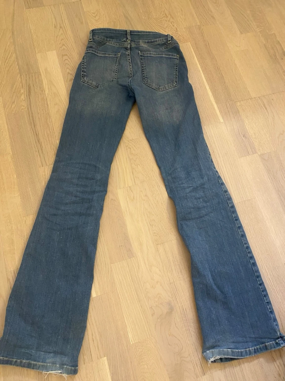 Blå bootcut jeans från Nelly - 2