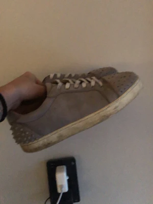 Gråa loubs - Gråa loubs med spikar där bak och spikarna där framme borttagna