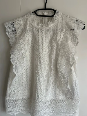 Spets topp - Supersöt vit blus i spets från only som tyvärr aldrig kom till användning, därför helt i nyskick💗storlek xs