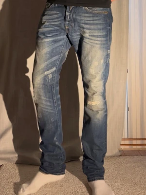 Replay Jeans 33 - Säljer nu dessa galet feta jeansen från Replay storlek 33 Modellen är 188cm och väger 78kg  Total längd: 105 Benöppning: 20 Midja: 44  Priset kan som alltid diskuteras, hör av er vid minsta fundering! Mvh Charlie