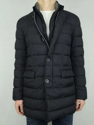 Herno dunrock med innerväst  - HERNO DUNROCK MED INNERVÄST Storlek : IT50 Passform : Normal passar S/M Användning : Jackan är i ett fint skick men två små defekter förekommer Nypris : Cirka 7000SEK Modellen på bilden : 182CM och väger 77KG