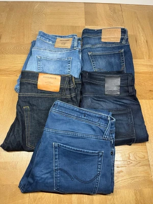 Jeans paket - Vill du uppgradera garderoben eller börja tjäna pengar på återförsäljning? 👖✨ Nu har du chansen! Jeans i eftertraktade storlekar W30-30 L30–32, alla i mycket fint skick. Endast 100kr per par – först till kvarn!