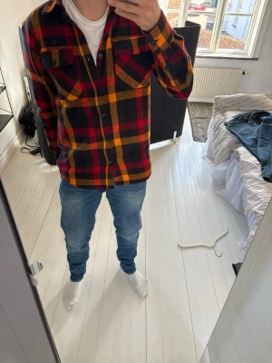 Blå slim fit jeans från replay  - Säljer ett par blå slim fit jeans från replay, Sizen ligger på 33