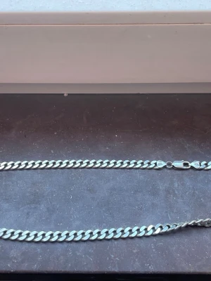 Silverkedjehalsband - Stilrent äkta silverhalsband med platta, breda länkar och robust lås. Kedjan har en klassisk design som passar till många olika stilar. Perfekt accessoar för dig som gillar en enkel men snygg look.