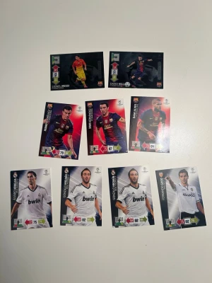 Samling fotbollskort Champions League - Säljer en samling fotbollskort från Champions League med spelare från lag som Barcelona, Real Madrid, Chelsea, Manchester United och PSG. Korten har färgstarka bilder, statistik och klubbmärken. Perfekt för dig som gillar fotboll och samlar på sportkort. Finns även några enstaka från EM 2012. Priset är inte satt, kom med bud och högst budande vinner.