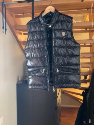 Moncler väst  - 1:1 moncler väst i nyskick, knappt använd