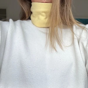 Gul fleecehalsduk tubmodell - Mjuk och varm gul halsduk i tubmodell, tillverkad i fleece. Perfekt för kalla dagar när du vill ha något enkelt och bekvämt runt halsen. Enkel att dra över huvudet och sitter skönt på plats.