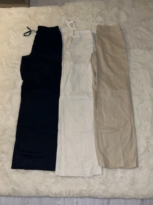 BikBok kostymbyxor  - 4-par Kostymbyxor från bikbok helt oanvända, köpte dem för 600kr ish, och ett par svarta kostymbyxor från Gina. Allt för 150kr behöver redan allt 