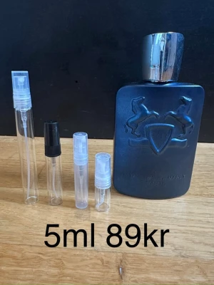Parfums de Marly layton 5ml - Parfums de Marly Layton ✨ En söt, kryddig och elegant doft. En av de mest hypade nischparfymerna.  Lyxig och väldigt populär.  🍂❄️ Passar bäst: höst, vinter  ✨ För dig som vill ha komplimanger nonstop.  🔥 Rekommenderar bundle – 15+ andra exklusiva parfymer finns.  Priser: 2ml – 49kr 3ml – 59kr 5ml – 89kr 10ml – 159kr  💎 1 ml ≈ ca 20st sprays 