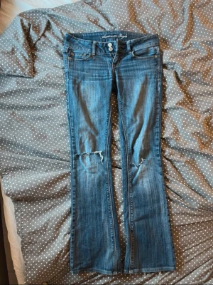 Supercoola jeans - Jättefina jeans från American eagle (köpta på Vinted men jag har aldrig använt dom då de var för små, kan skicka egna bilder om det behövs) står storlek 0 på lappen men skulle säga att de passar XS. Innerbenslängden: 77 cm, midjemåttet:38-39.💗