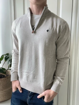 Morris half zip  - Morris half zip - tjock stickat. En favorit från Morris, extremt najs. Inga defekter! Modellen i bilderna är 180 cm 75 kg och bär Storlek L men passar mer M. Kom med frågor! 🌟 (Kan gå ned i pris vid köp av paket 😉) 