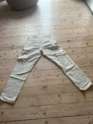 Beiga linnebyxor raka ben - Säljer ett par beiga linnebyxor med raka ben och klassisk passform. Byxorna har fickor fram och bälteshällor i midjan. Perfekta för en avslappnad och stilren look under varmare dagar. (Oanvänd) köpta på volt för 999kr.