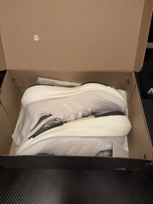Adidas ultraboost light w  - Säljer ett par helt nya skor i perfekt skick. Aldrig använda och levereras i originalkartong.  Nypris: ca 2200 Mitt pris: 650  Ett riktigt bra tillfälle att få ett par kvalitetsskor för en bråkdel av butikens pris.  ✔ 100% nya ✔ Originalkartong ingår ✔ Redo att skickas direkt  Kan fraktas inom hela Sverige eller så finns det Möjlighet till upphämtning i Göteborg.  Endast seriösa köpare. Skicka meddelande vid intresse eller om du vill ha fler bilder. 