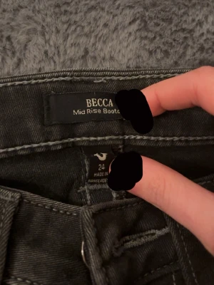 Grå bootcut jeans BECCA - Jag säljer dessa as snygga MIDRISE true religion byxor på grund av att jag ej har användning för dem längre. Jag är 165 så dessa passar även dig som är 163 cm lång! Sitter jättebra i midjan och dragkedjan på dem fungerar väldigt bra. Den ända defekten på dem är som ni ser nere vid fötterna, har omedvetet trampat på byxorna när jag har gått! Säljer de billigare på grund av det! Hör av er om ni vill ha mer info eller bilder. Pris kan diskuteras 