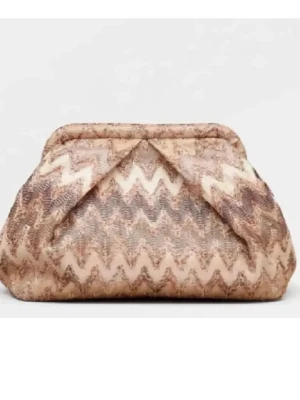 Mönstrad clutch från Becksöndergaard - Snygg kuvertväska i beige och bruna toner från Becksöndergaard. Väskan har ett zigzag-mönster och är gjord i ett tygmaterial med mjuk struktur. Insidan har ett fack med dragkedja och en etikett med märkesnamnet. Perfekt för dig som gillar unika accessoarer. Ett läppglans har läckt inuti men syns ej på utsidan. Går säkert att tvätta så försvinner de. 