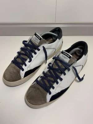 Crime London Sneakers - Crime London Sneakers i helt ok skick, en stor defekt på hälen som synes på bild 4. Skick 6/10, storlek 43. Pris 349. Fraktar samma dag!