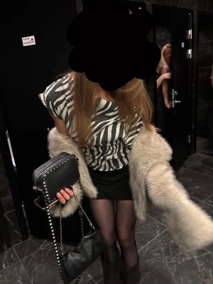 Zebra Topp - SLUTSÅLD på hemsidan! Säljer denna jättefina topp med snörning i ryggen. Passar XS-M eftersom man justerar storleken med snörningen🩷