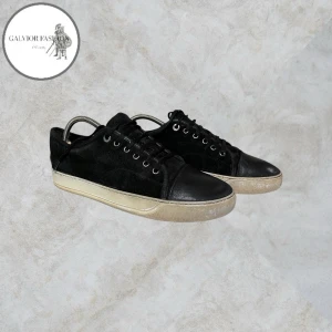 Lanvin skor med matt cap toe storlek 7 (41-42) - Lanvin skor  i storlek 7 (motsvarar 41- 42). Den vita färgen har till stor del flagnat, men går att ta bort helt med exempelvis nagellacksborttagning, jag har själv fått bort en hel del. Alternativt kan man måla sulan i minst två lager för ett fräschare, vitare resultat. Skorna har en del mindre defekter som syns på bilderna, men inget utöver det. I övrigt helt okej/bra skick och har fortfarande mycket kvar att ge. Nypris cirka 4 000–6 000 kr | Mitt pris 1 199 kr. Alla följare får rabatt, följ!