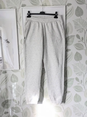 Byxor X-Trail Storlek 40-42 - Säljer ett par ljusgrå mjukisbyxor med resår i midjan och vid bensluten. Byxorna har en avslappnad passform och sidofickor. Perfekta för chill dagar hemma eller när du vill vara bekväm. Materialet känns mjukt och skönt mot huden.