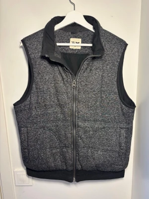 Snygg fodrad väst - Vintage väst i storlek M. Skick 8.5/10. Pris 199. Fraktar samma dag!