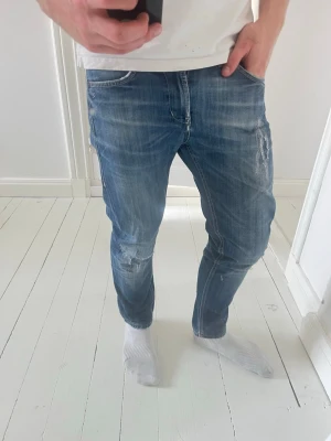 Dondup jeans  - Dondup jeans, Inga större defekter. Modellen i bilderna är 180 cm 75 kg pch bär Storlek , W33  , Måtten i sista bilden är A: 39 cm B: 95 cm , Kom med frågor! 