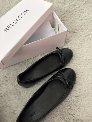 HELT nya ballerinaskor - Snygga vita ballerinaskor från Nelly, ENDAST testade, storlek 37.