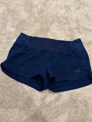 Marinblå träningsshorts från Adidas - Snygga marinblå träningsshorts från Adidas  som passar perfekt för träning och aktiva dagar.
