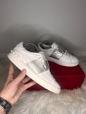 Valentino opens - Opens !! | Säljer dessa supersnygga valentino opens💫 | Skorna är i strl 37, är i 7/10 skick och sparsamt använda förutom lite småsaker 🌟| Orginal box medföljer! | Nypris - ca 5000  sek | Pris kan diskuteras vid snabb affär!! 💸 | För flera bilder eller frågor så är det bara att kontakta mig, skriv gärna till mig innan ni köper!📩