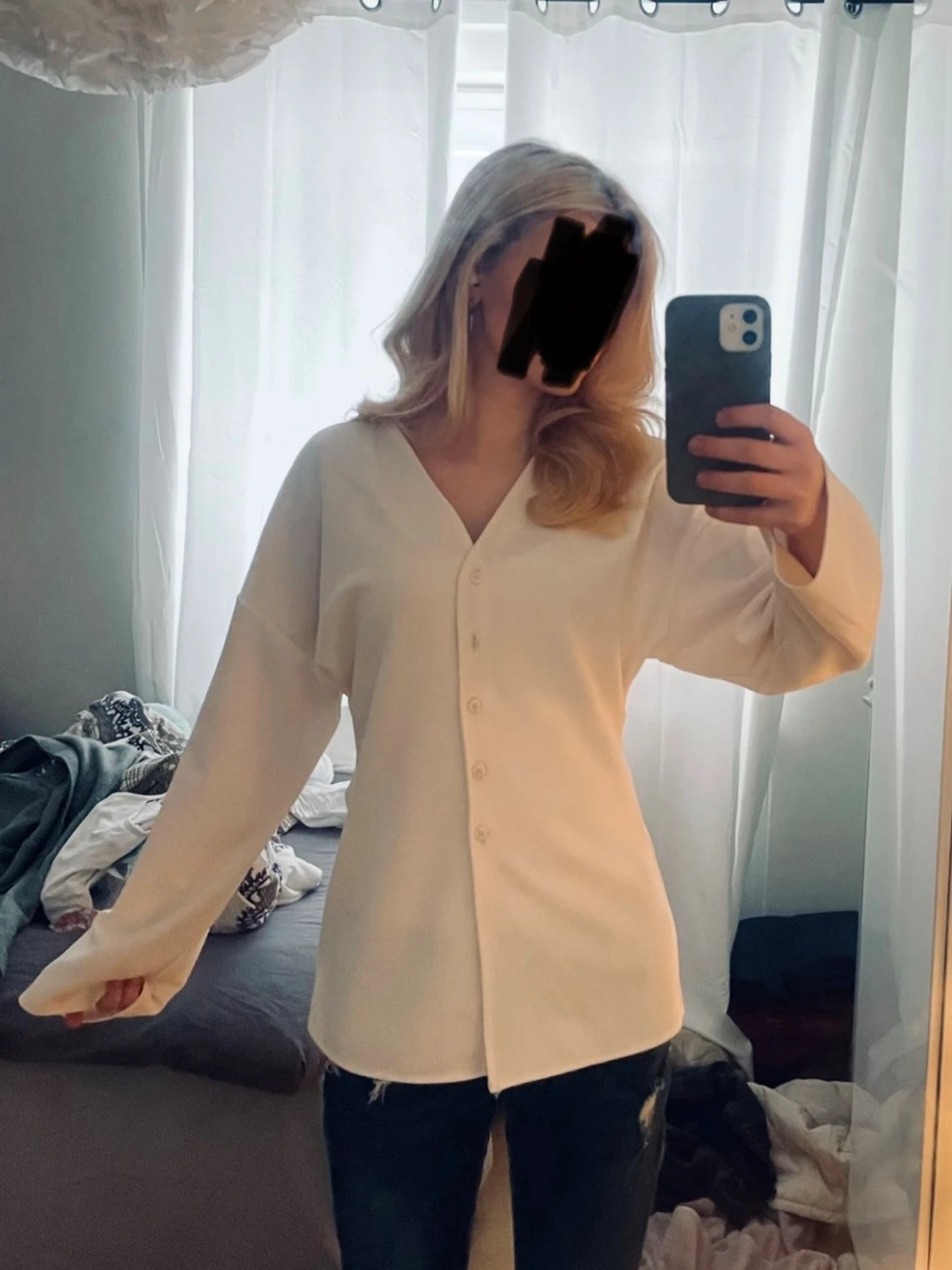 Vit blus med v-ringning och knappar - 1