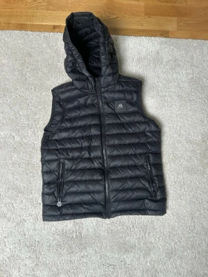 Moose nuckels väst - |mycket fin Moose nuckels väst| |mycket bra skick/ skick enligt bilder | nypris: 2800kr| |strl: xl ( ungdom ) | mycket bra nu till vår/sommar| |skriv för eventuella frågor. Mvh Liam 