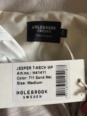 Jesper T-Neck Sand M Holebrook  - Snygg sandfärgad T-neck-tröja från Holebrook Sweden i storlek medium. Aldrig använd