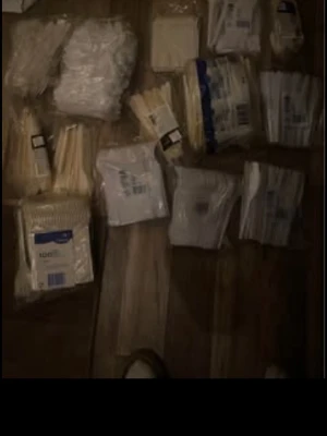 Stort paket engångsbestick och tallrikar - Säljer ett stort paket ca 1000 stycken engångsbestick och engångstallrikar i plast. Innehåller flera förpackningar med vita och beige plastgafflar, knivar, skedar samt fyrkantiga tallrikar. Perfekt för fest, picknick eller större sammankomster.