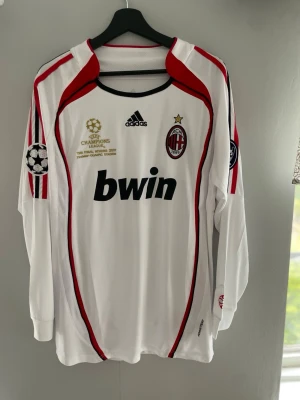 Milan away kit 06/07 - Milan bortatröja från säsongen 06/07 med Maldini på ryggen. Plagget är aldrig använt, pris kan diskuteras
