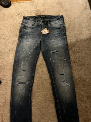 Jack and Jones Jeans - Ett par feta jack and jones jeans. Ej använda! L32 W28 Slim fit. Perfekt skick. Pris kan diskuteras! Ingen tagg