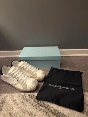 Philippe Model skor - Nya och oanvända. Allt på bild medföljer. Fraktar inom 24h.