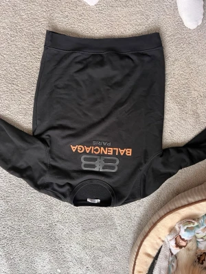 Sweater  - Säljer nu min tröja i storlek M då den inte kommer till användning längre. Väldigt bra skick fortfarande. Vid intresse hör gärna av er. Mvh