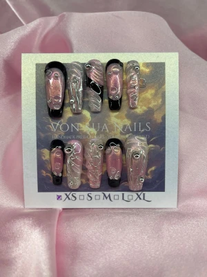 ToxicBabe (XS);ExtraLong Ballerina - Unika press-on naglar i rosa och silver med svart detalj. Naglarna har en skimrande finish, silverfärgade handmålade 3D linjer och små metalliska dekorationer. Formen är extra lång ballerina och XS: 14 mm, 11 mm, 11,5 mm, 10 mm, 8 mm. Perfekt för dig som vill sticka ut med en kreativ och trendig look.