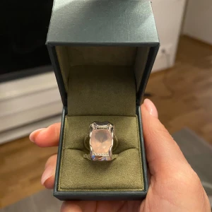 Maria Nilsdotter Ring - Unik silverfärgad ring från Maria nilsdotter som har utgått i sortimentet! Ny och oanvänd!                Orginal pris: 5400kr, Storlek 17✨