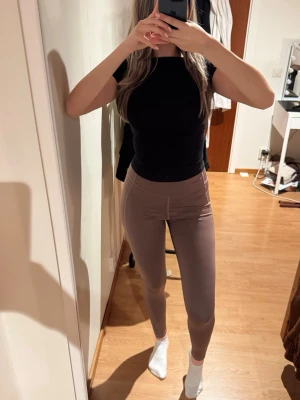 Ljusbruna träningstights  - Säljer ett par bruna leggings med hög midja och markerade sömmar. I super bra skick!💕