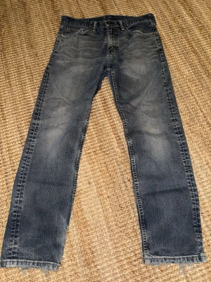 Levis 506 - Tja, säljer ett par Levis 506. Lappen rykte dessvärre men det är storlek W32 L30. Feta slitningar och är väldigt vinted, pris kan även diskuteras!