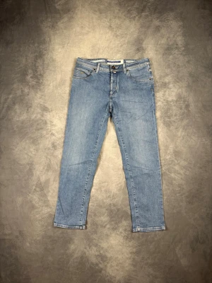 Jacob Cohen Scott Jeans - Skick: 9/10. | Ingår: endast jeansen. | Nypris: +- 5500 SEK. | Modellen är 176cm och väger cirka 70kg.