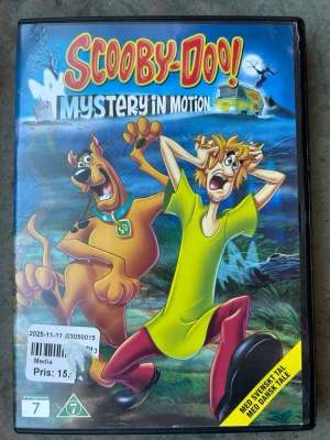 Scooby doo! Mystery in motion dvd - Denna DVD innehåller tre avsnitt: "It's Mean, It's Green, It's the Mystery Machine", "Spooky Kookys" och "The Weird Winds of Winona". Textning på danska, engelska, finska, norska och svenska. Speltid: 63 minuter. Rekommenderad ålder: 7 år.  Finns på språk: Svenska, Danska, Engelska, Ryska   OBS!! skivorna är begagnade så det kan förekomma repor/hairlines på skivorna, men då jag kollar igenom alla filmer jag säljer garanterar jag att alla funkar felfritt om inget annat står! :)