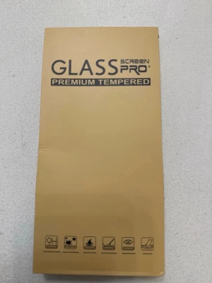 Glass Screen Pro skärmskydd i glas - Säljer ett Glass Screen Pro Premium Tempered skärmskydd i genomskinligt härdat glas. Passar till iPhone 15 Pro Max. Förpackningen är gulbrun och skyddet är designat för att ge extra tålighet mot repor och stötar.