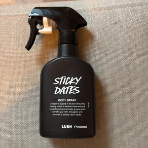 Lush Sticky Dates Body Spray 200ml - Säljer denna, är kanske 130 ml kvar ca❤️