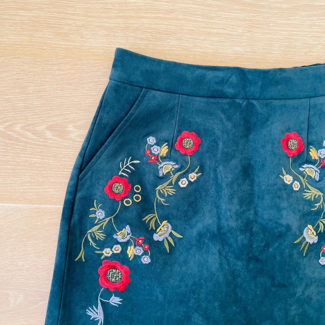 Blommigt broderad kjol i grön nyans – A‑linje, stl M - 1